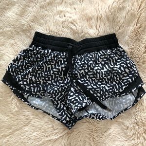 Hotty Hot Short 2.5” black and white pattern